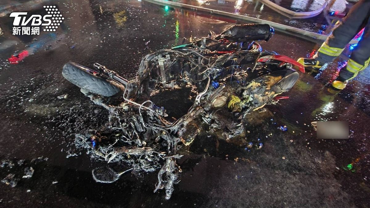 驚悚畫面曝!騎士過彎自摔「機車燒成火球」 他幸運逃過一劫