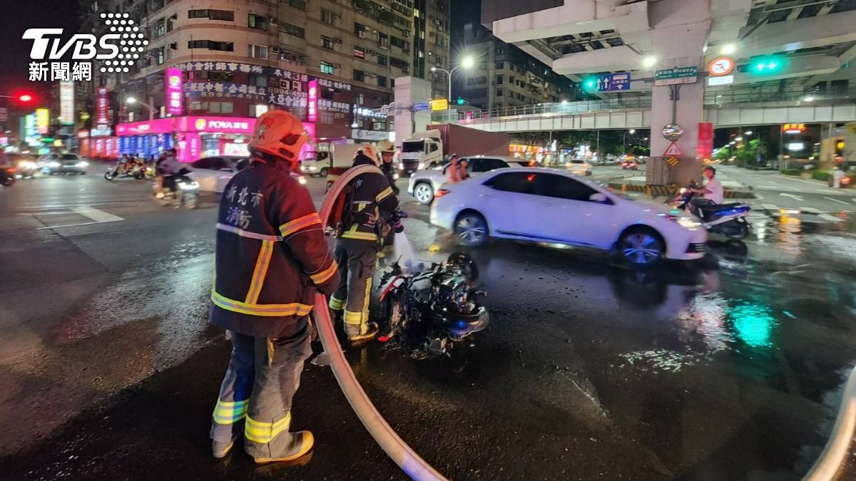 機車自摔後起火燃燒，最後燒成一團廢鐵。（圖／TVBS）