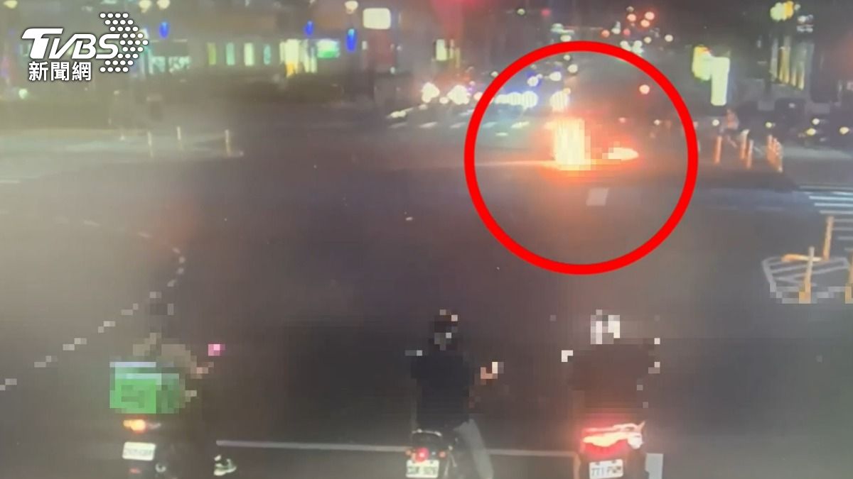 機車自摔後起火燃燒，過程全被監視器拍下。（圖／TVBS）