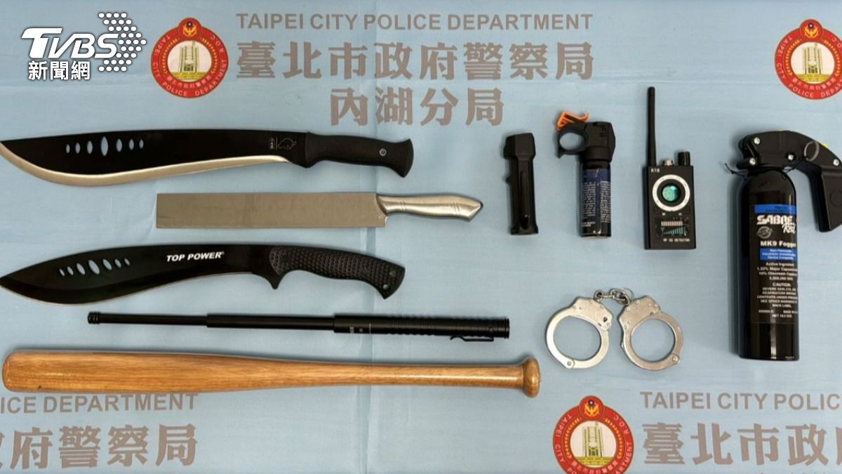警方查獲刀械棍棒等犯案工具。（圖／　TVBS）