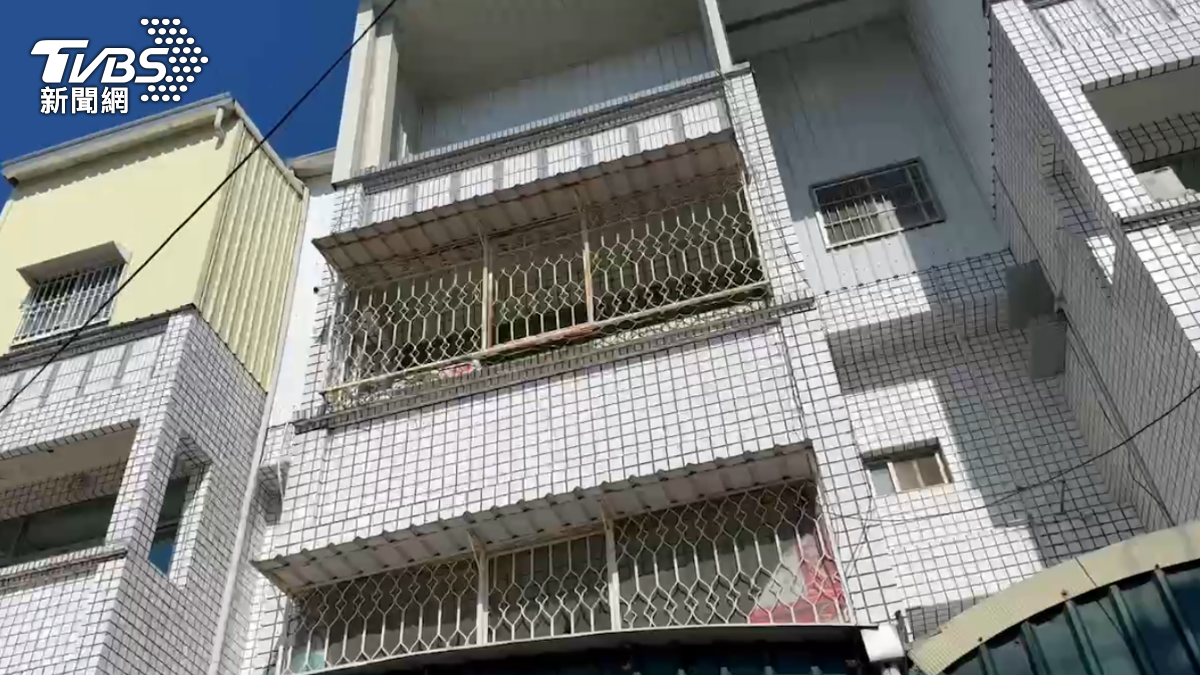 台南市消防局獲報安南區一處民宅起火燃燒。（圖／TVBS）