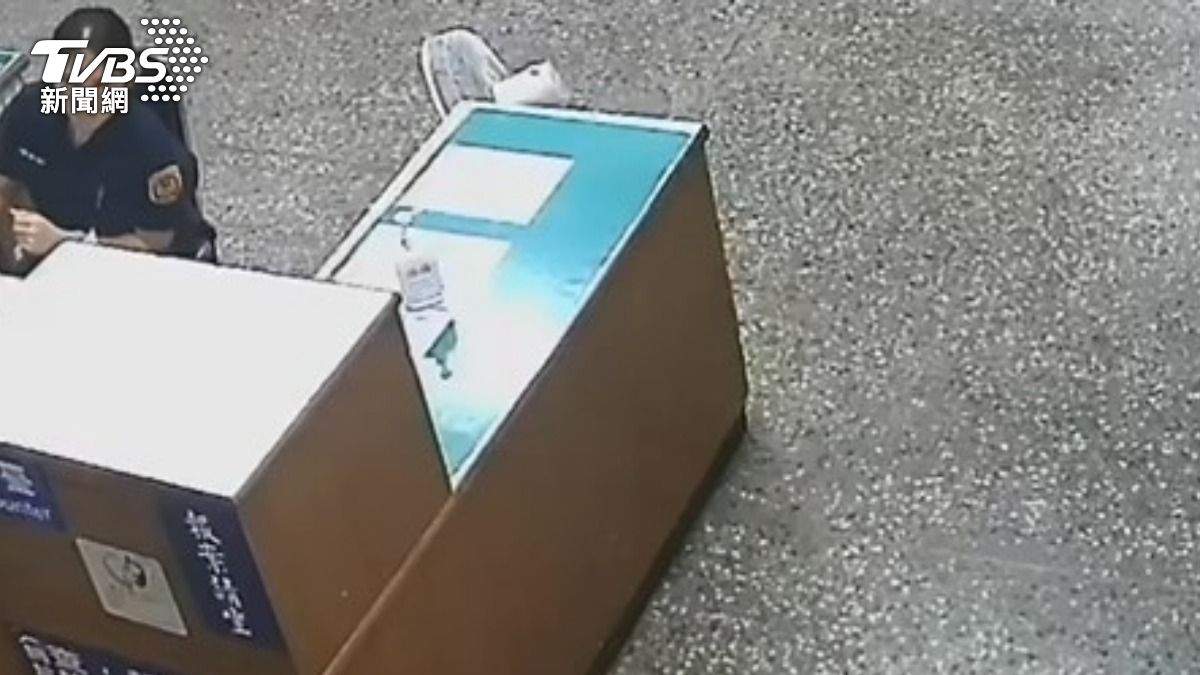 值班警員發現門外傳出巨響與火花。(圖TVBS)