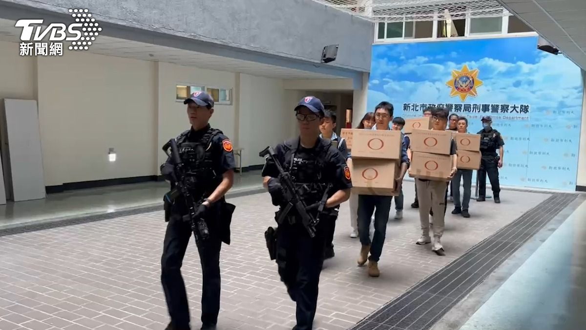 警員荷槍實彈戒備。(圖/TVBS)