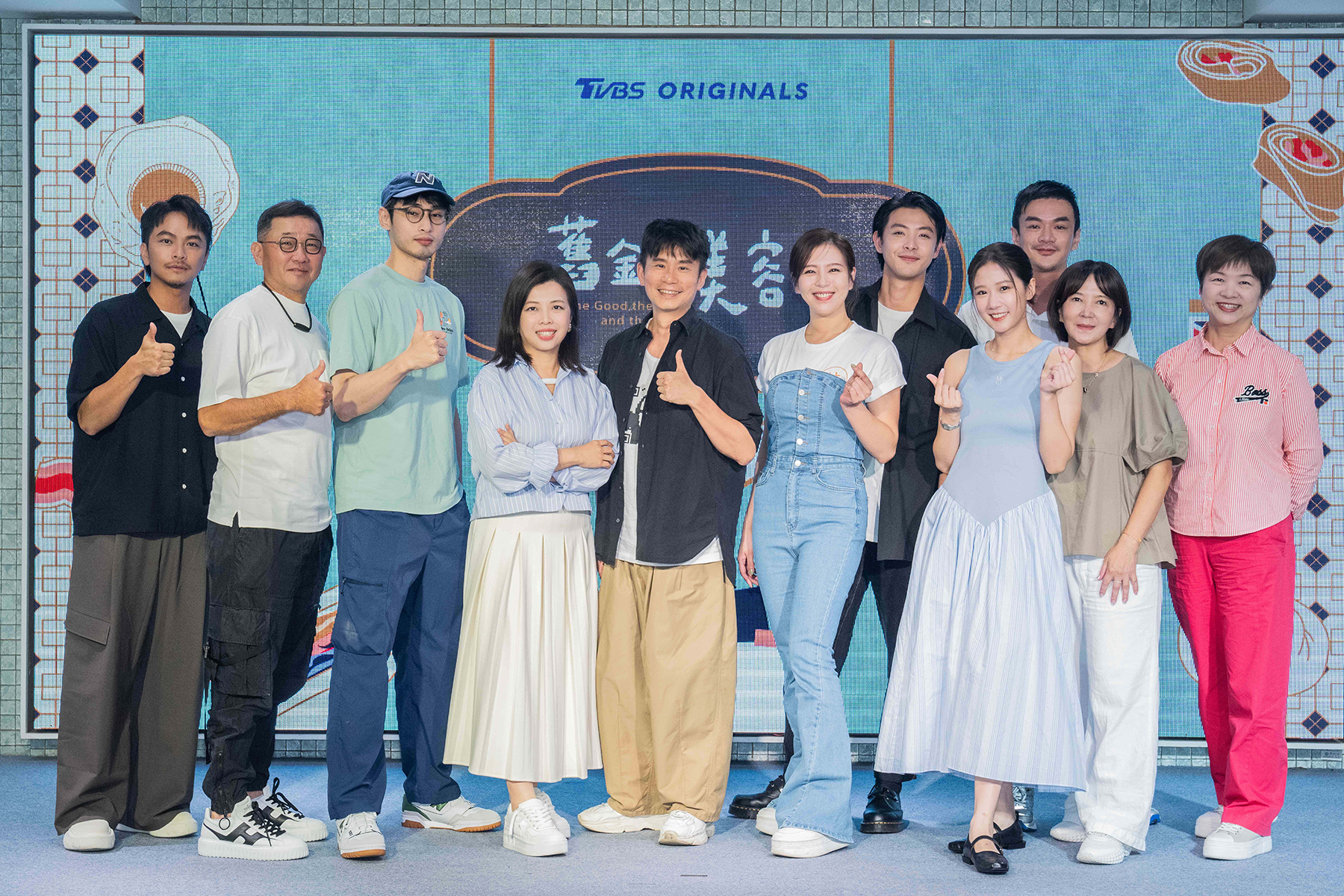 楊銘威（左起）、TVBS副總經理郝孝祖、章廣辰、TVBS總經理劉文硯、導演杜政哲、劉品言、連晨翔、方志友、執行製作人劉文嬌、TVBS業務部協理蔡秀瓊、（右後）製作人戴天易。（圖／TVBS）