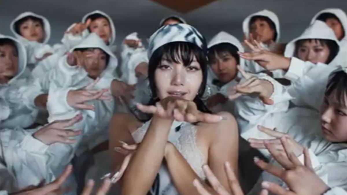 Lisa破億新曲爆抄襲! 「求參考被拒還拍MV」製作人發文狂諷刺
