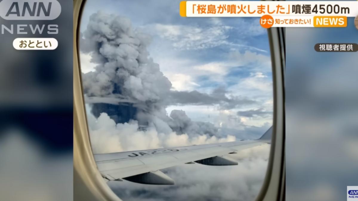 機長急廣播「櫻島火山爆發了」　他空中拍下驚人噴煙4500公尺瞬間
