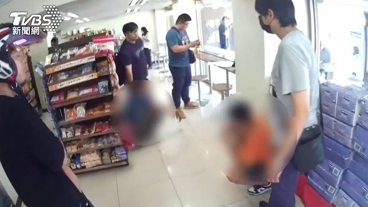 警方埋伏逮捕2名少年詐團成員。（圖／TVBS）
