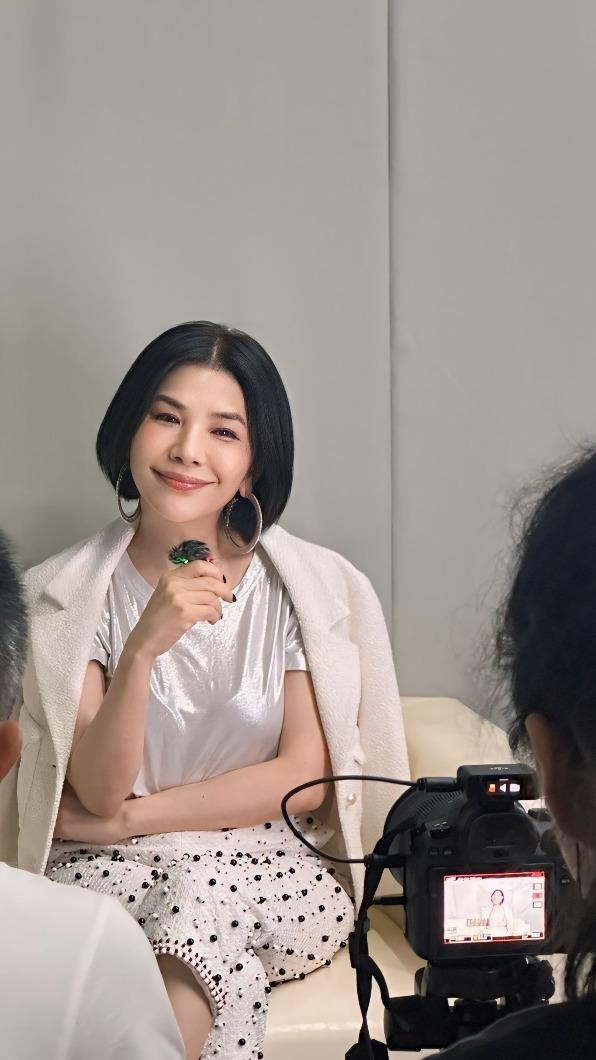 張清芳興奮宣布好消息。(圖/環球音樂提供)