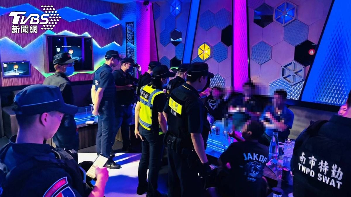 台南警方為了加強治安維護，於昨晚進行大規模掃黑。（圖／TVBS）