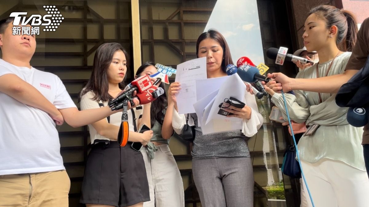 女歌手Rina蔡潔予北檢按鈴控告梁軒安涉嫌妨害性自主。（圖／潘千詩攝）