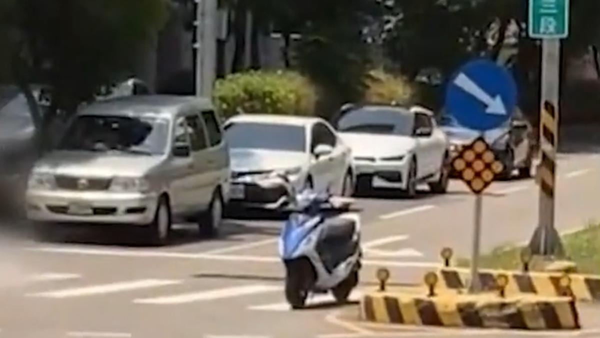 騎到一半人去乘涼!中壢男「熱到棄車」路人全傻眼 警開罰了