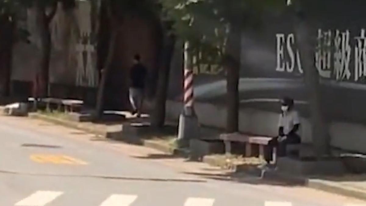 男騎士跑到樹陰下乘涼。(圖/翻攝「重機車友 ❘ 各區路況天氣、資訊分享中心」臉書社團)