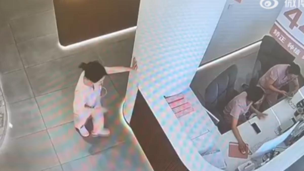 女子打算請假回家時，同事發現狀況不對，送她去醫院。（圖／翻攝自微博@長春生活）