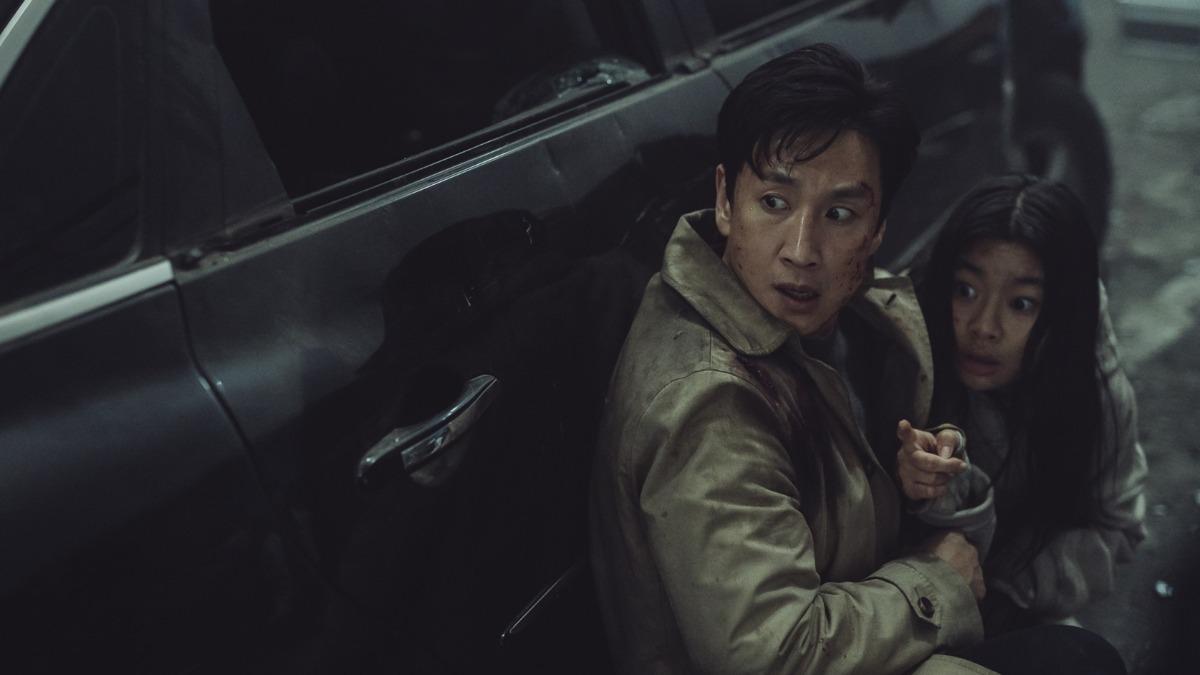 李善均在片中飾演安保室行政官。(圖/車庫提供)