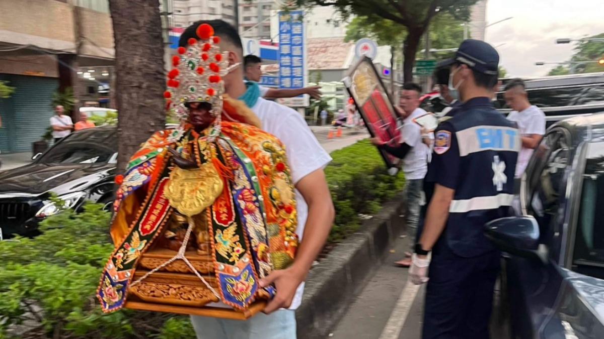 高雄男開車失控翻覆　不顧自己傷勢急爬出來「搶救神明」