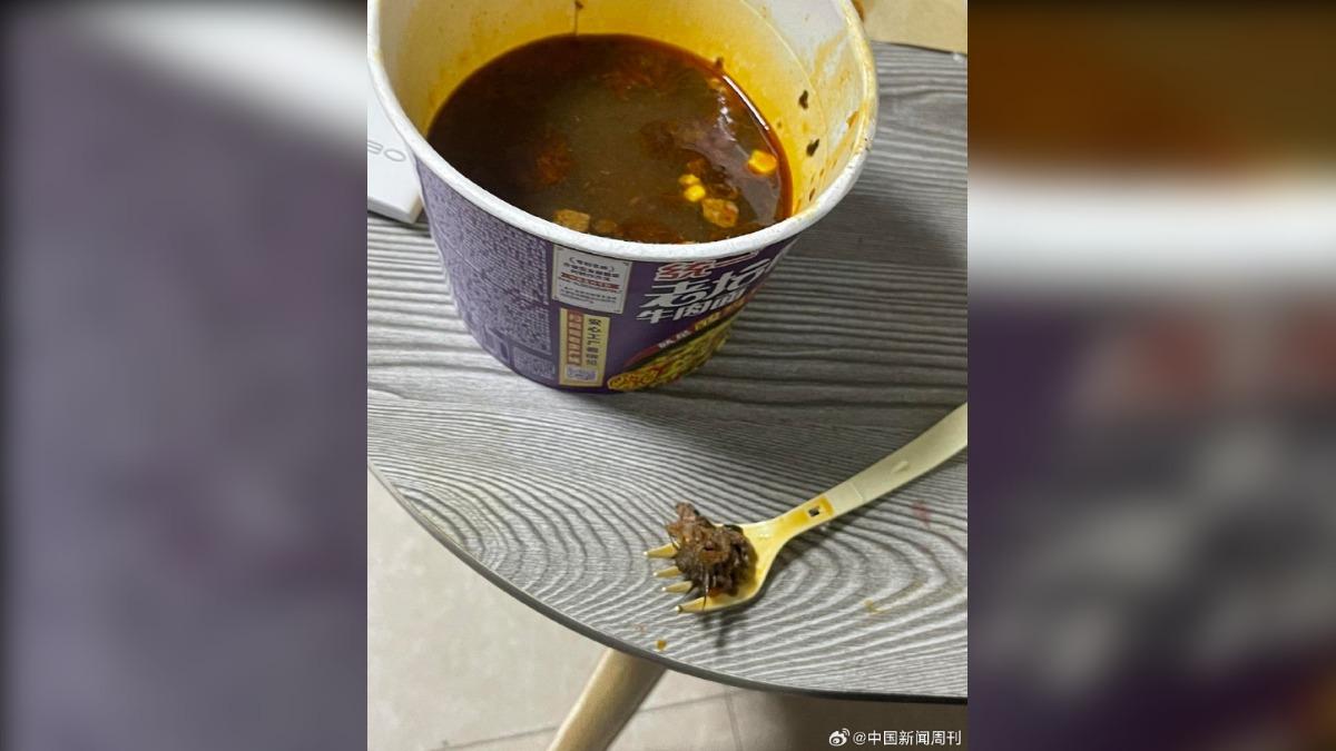 統一在大陸販售的知名泡麵「老罈酸菜牛肉麵」，被爆料在內部發現老鼠頭。（圖／翻攝自微博）