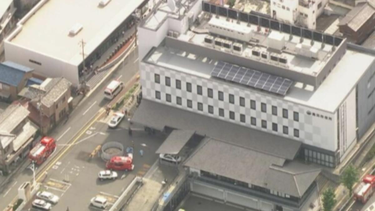 日本高濱市市政廳遭汽油縱火5人輕重傷 ，7旬翁當場被逮。（圖／翻攝自名古屋電視台）
