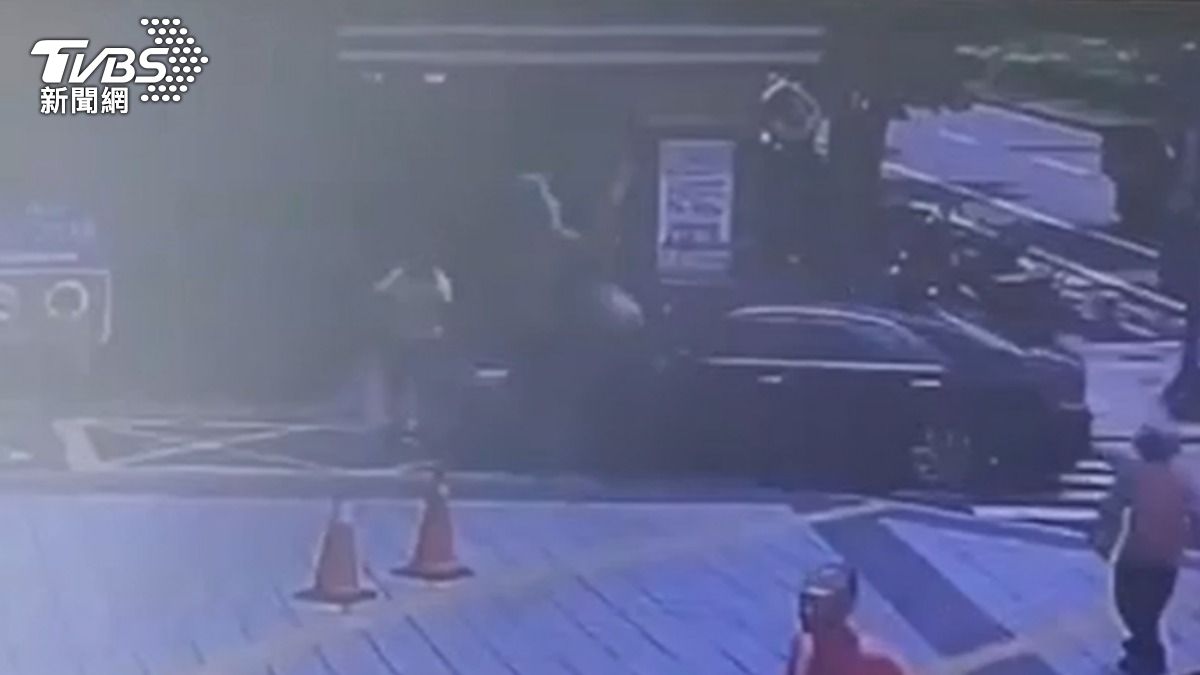 新北孕婦開車回診　醫院前突暴衝撞飛2行人…恐怖畫面曝