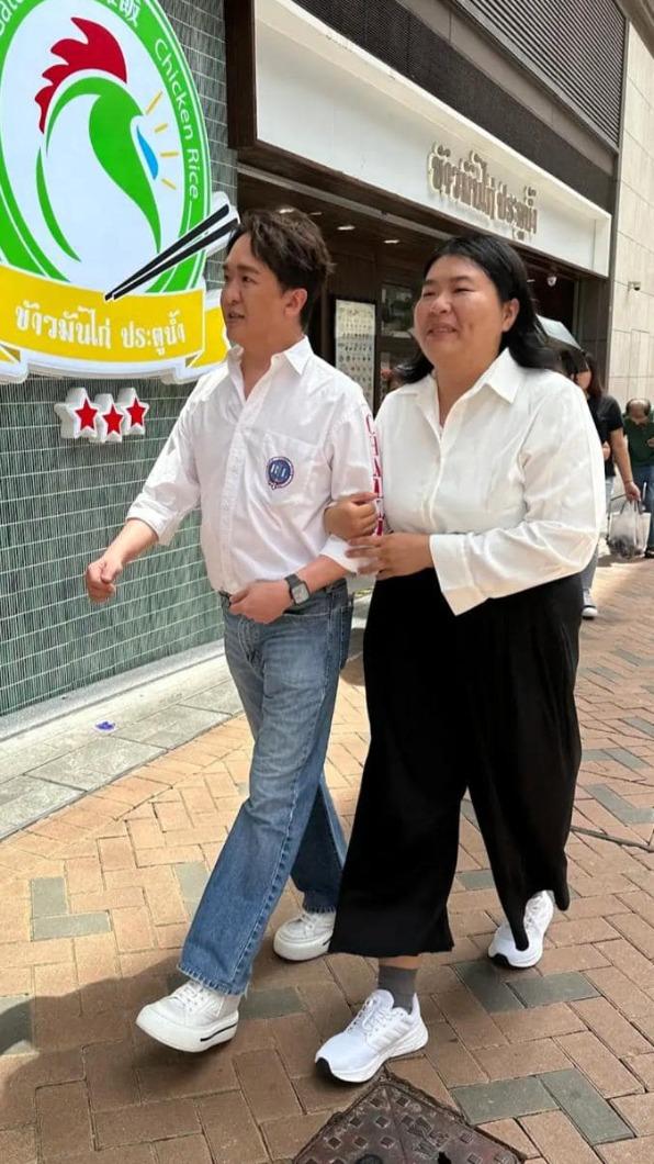 鄧兆尊被拍到疑似和新歡在路上逛街。（圖／翻攝自「水門雞飯」臉書）