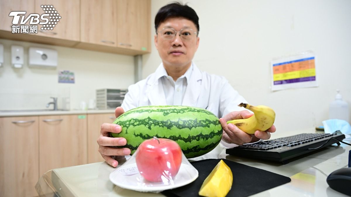 醫師呼籲水果吃適量但別過量。(圖/TVBS)