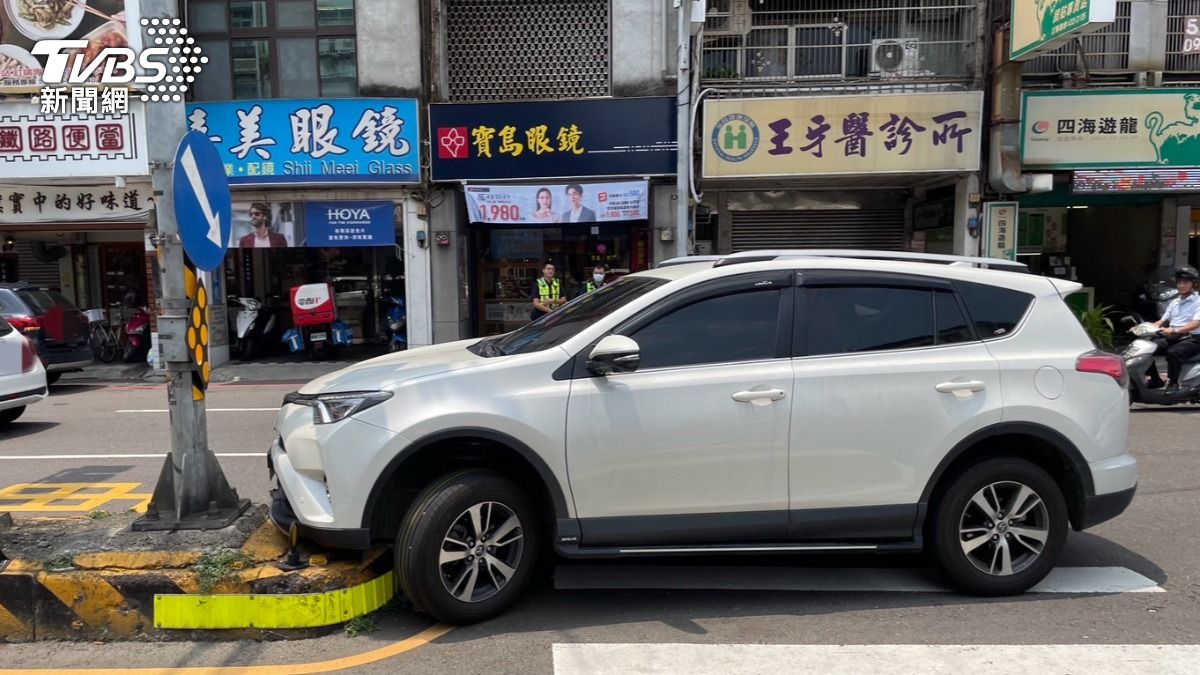有報警民眾表示，女駕駛是因身體不適才導致自撞。（圖／TVBS）