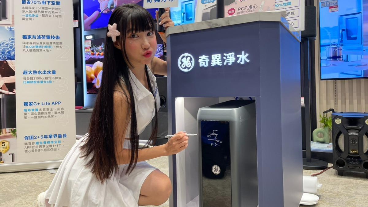 筠熹日前擔任一日店長。（圖／奇異淨水提供）