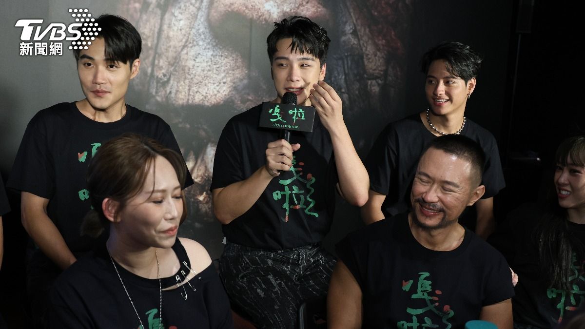 《嘎啦》演員群余奕墨、儲旭、李恩佑、瑪菲司、徐灝翔。(圖/張哲鳴攝)