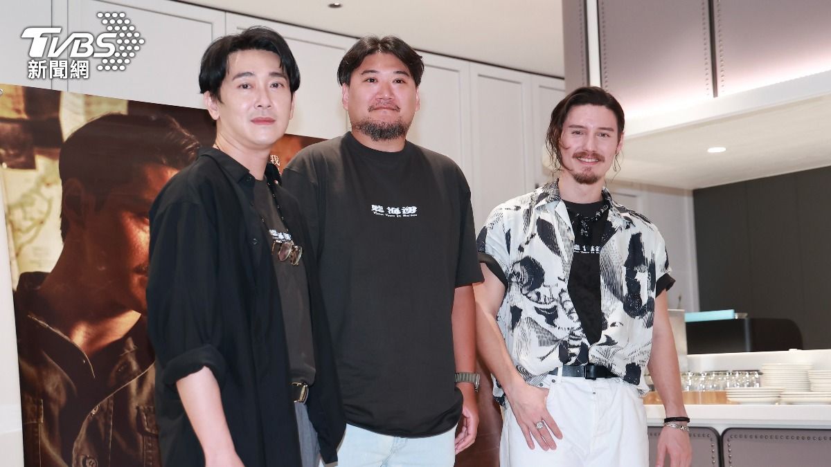施名帥(左)、導演孫介珩、周厚安在《聽海湧》揭二戰戰俘營秘辛。(圖/黃城碩攝)