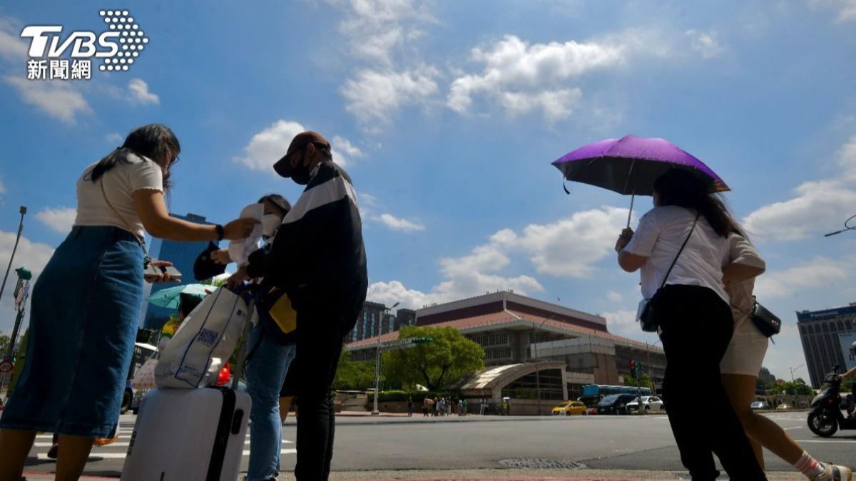 天氣／熱到吐！週末雷雨區擴全台　颱風「凱米」生成機率曝