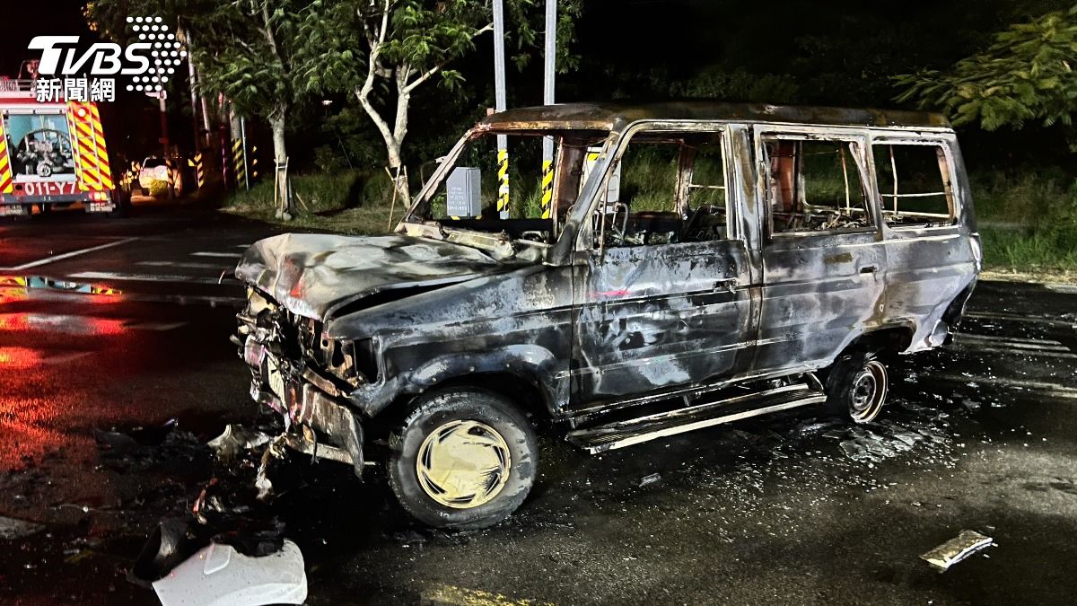箱型車被撞當下就起火。(圖/TVBS)