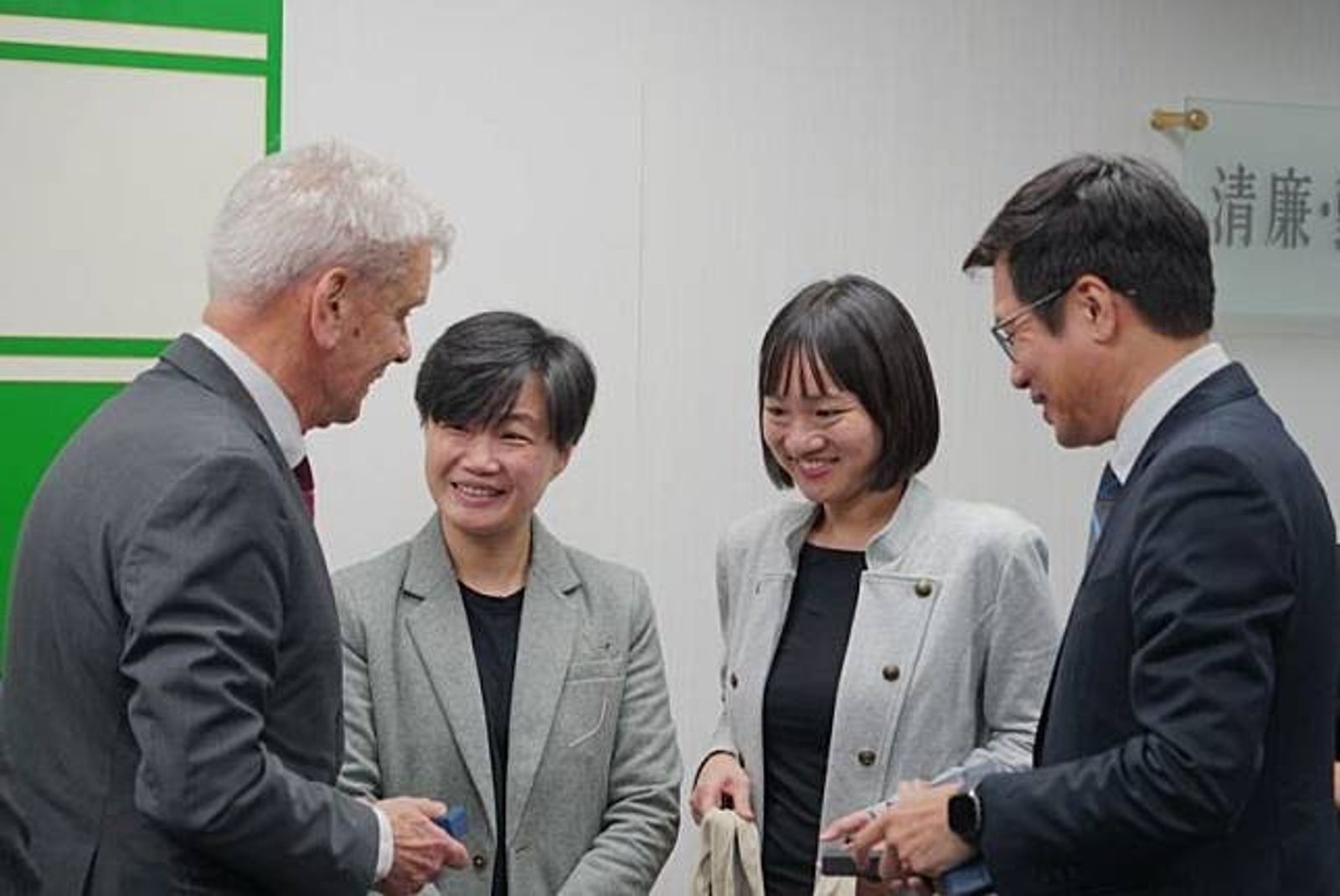 民進黨副秘書長楊懿珊(左二)內定接任駐美副代表。圖為她去年接待時任法國參議院副議長兼友台小組主席李察(Alain Richard)參訪團。(圖/民進黨提供)