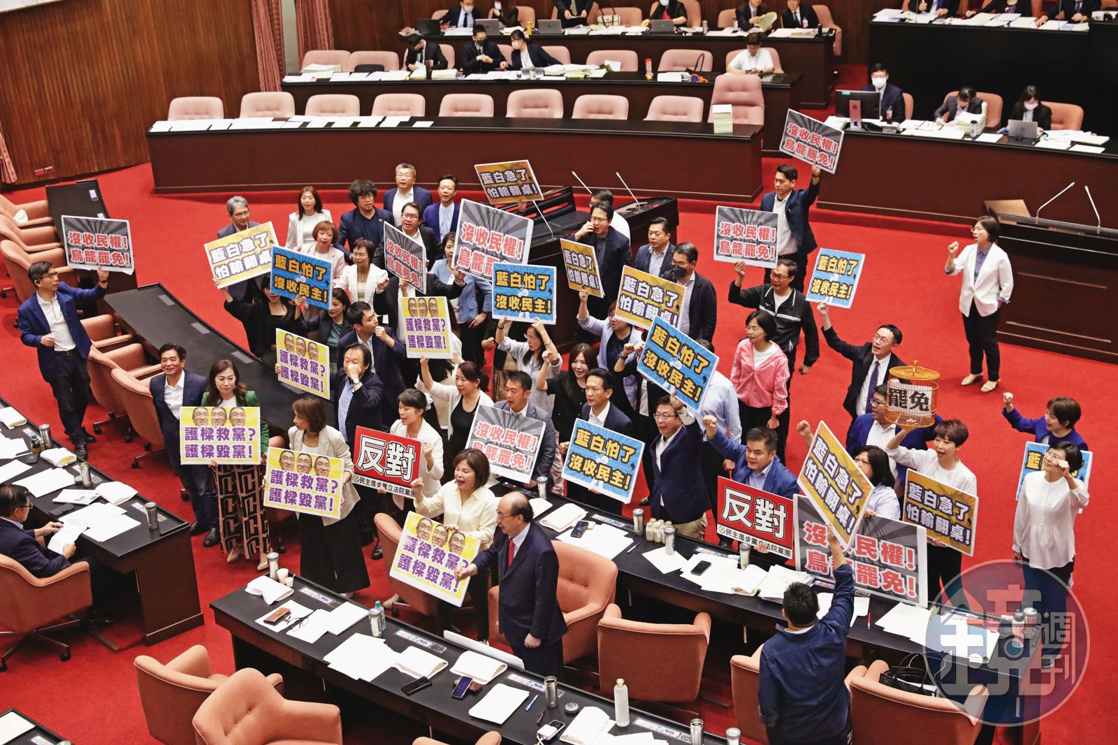 朝野為選罷法再爆激烈衝突,藍營2次攻防都居下風,最後挾人數優勢逕付二讀。(圖/鏡週刊)
