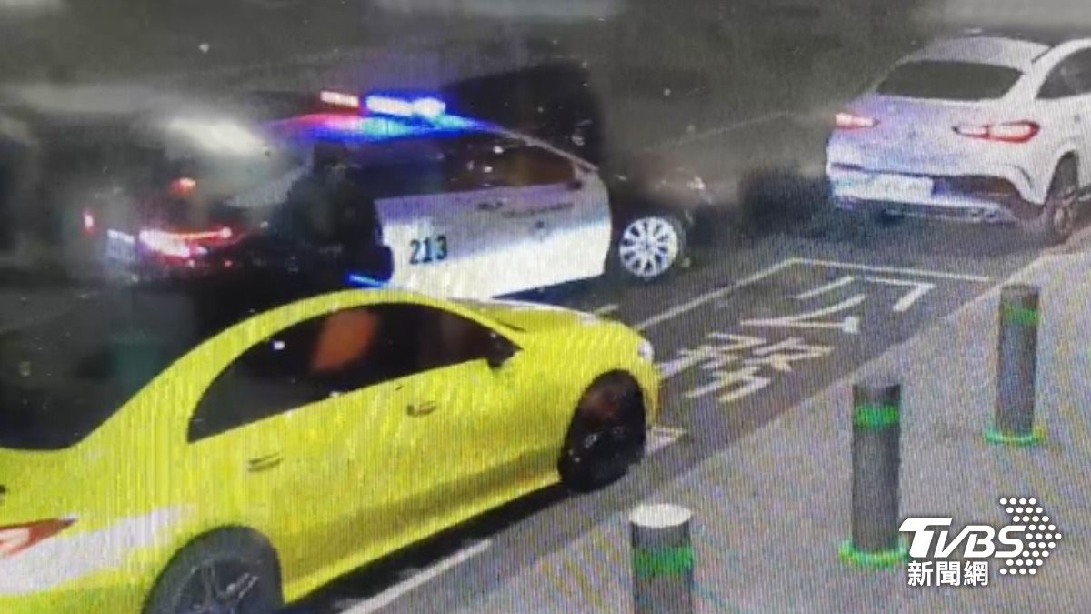 航警下車盤查。(圖/TVBS)
