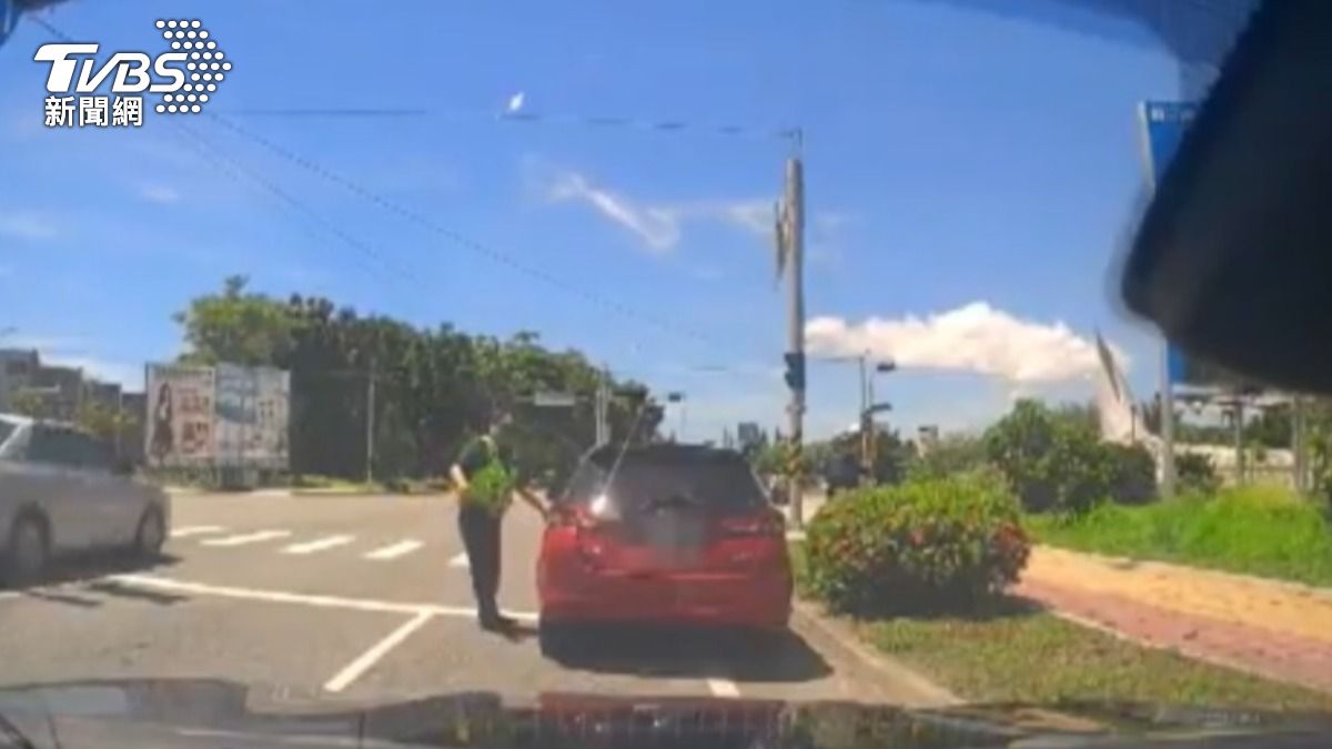 紅色車為被竊車輛。（圖／TVBS）