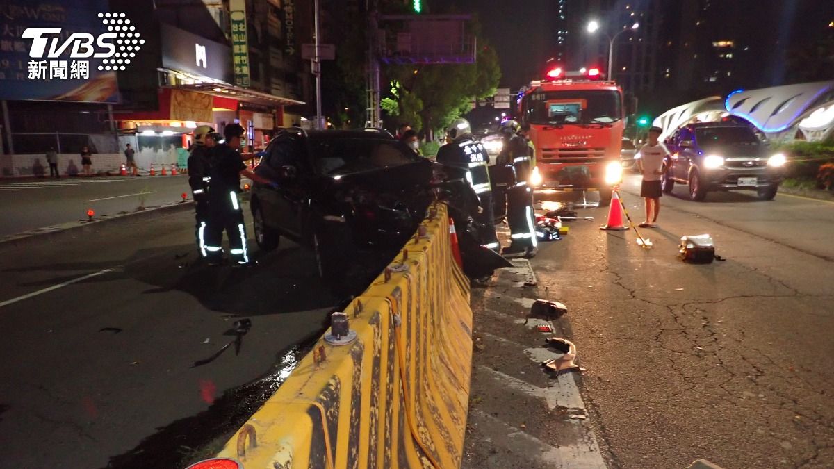 楊男不知何故自撞快車道槽化線上的紐澤西護欄。(圖/TVBS)