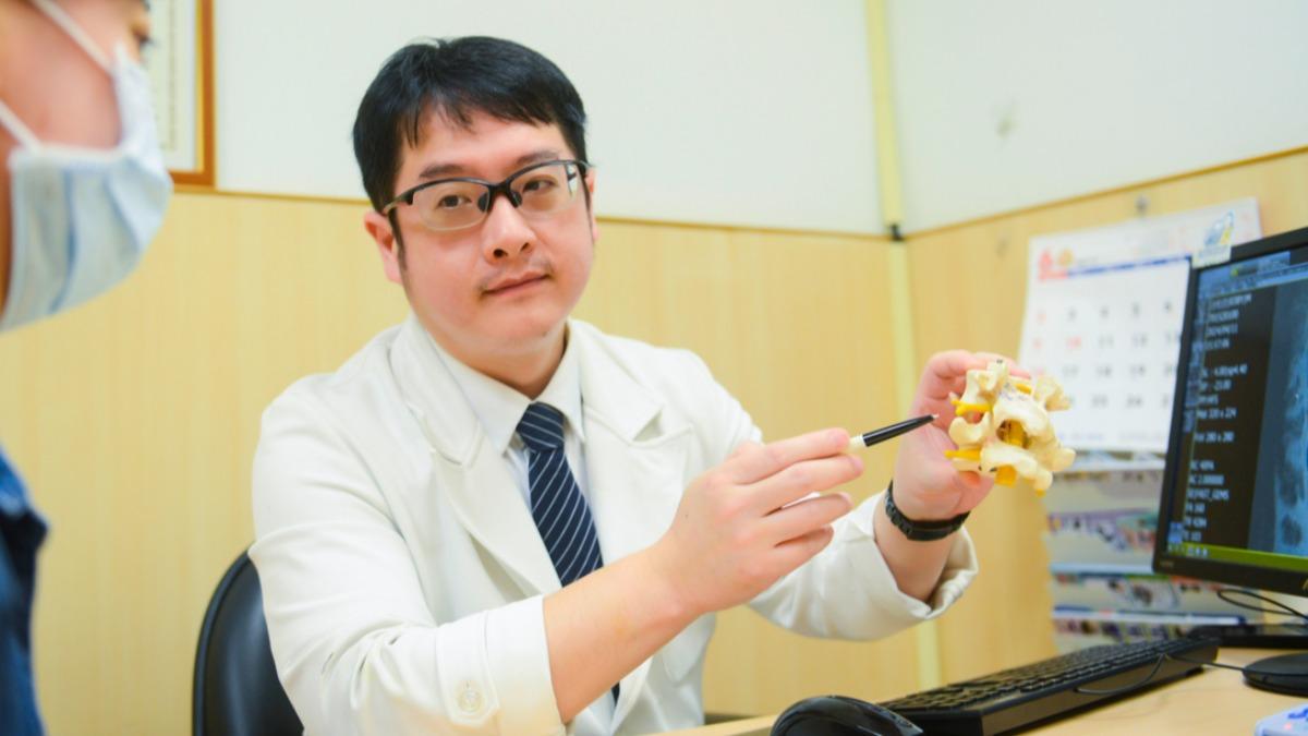 「走5分鐘就要坐」30歲男椎間盤突出 醫曝2類年輕人最高危