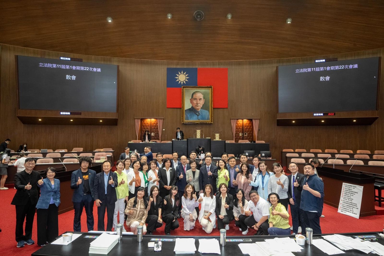 韓國瑜沒放和藍委的大合照,反而分享卓榮泰與綠委的團體照。(圖/翻攝自韓國瑜臉書)