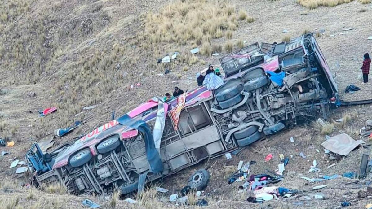 秘魯巴士翻車跌入200公尺深山谷　釀23人死亡