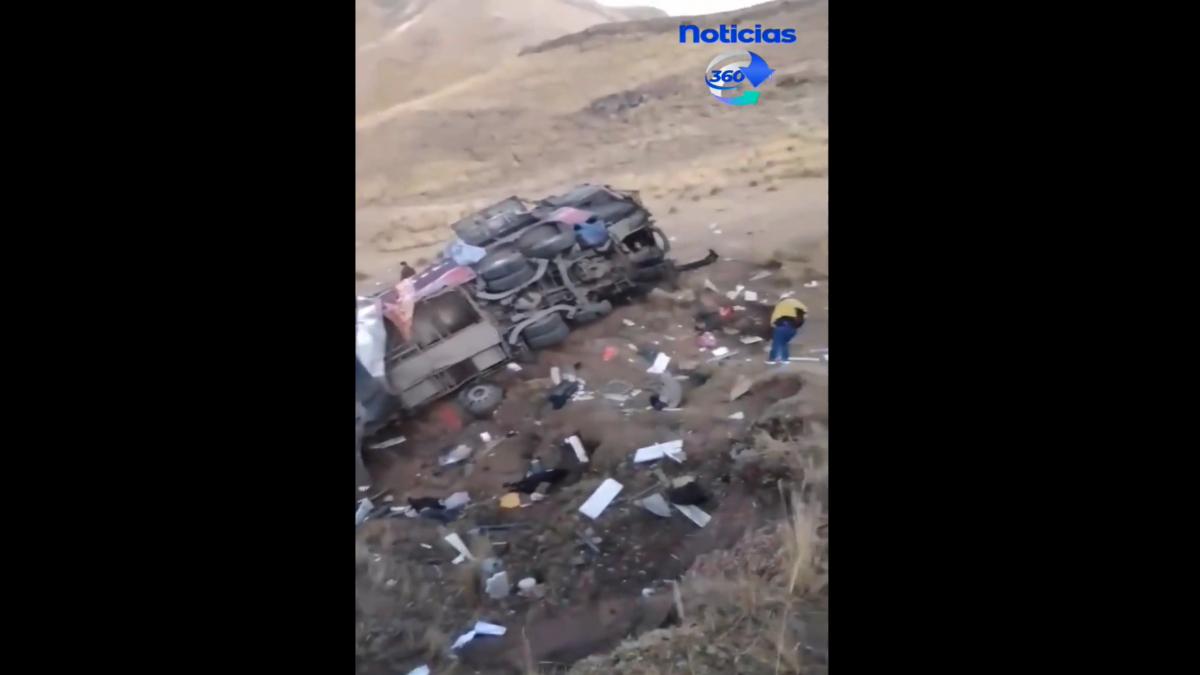 秘魯山區道路又發生嚴重車禍，一輛巴士翻覆跌落山溝釀23人死亡。（圖／翻攝自X @Noticias360Peru）