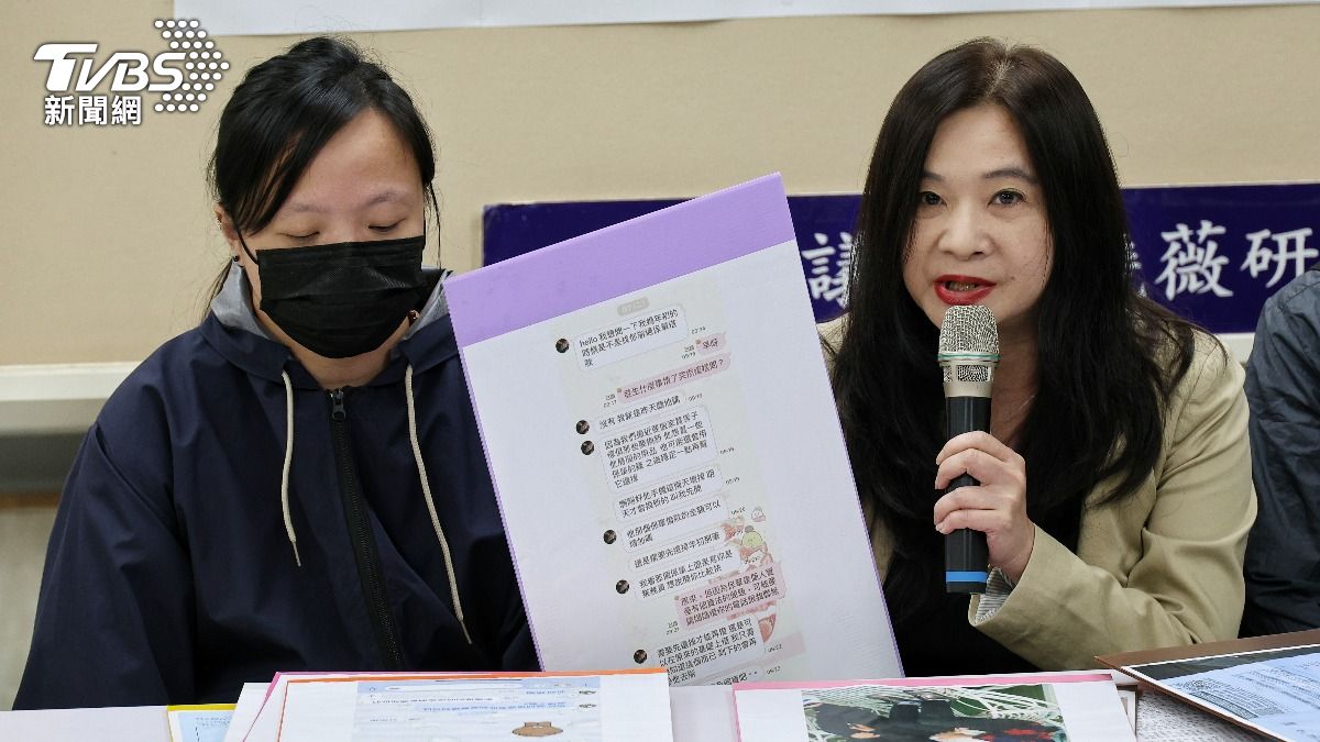記者會中出示兇嫌假冒家屬對話，顯示精神根本沒有問題。（圖／葉志明攝）