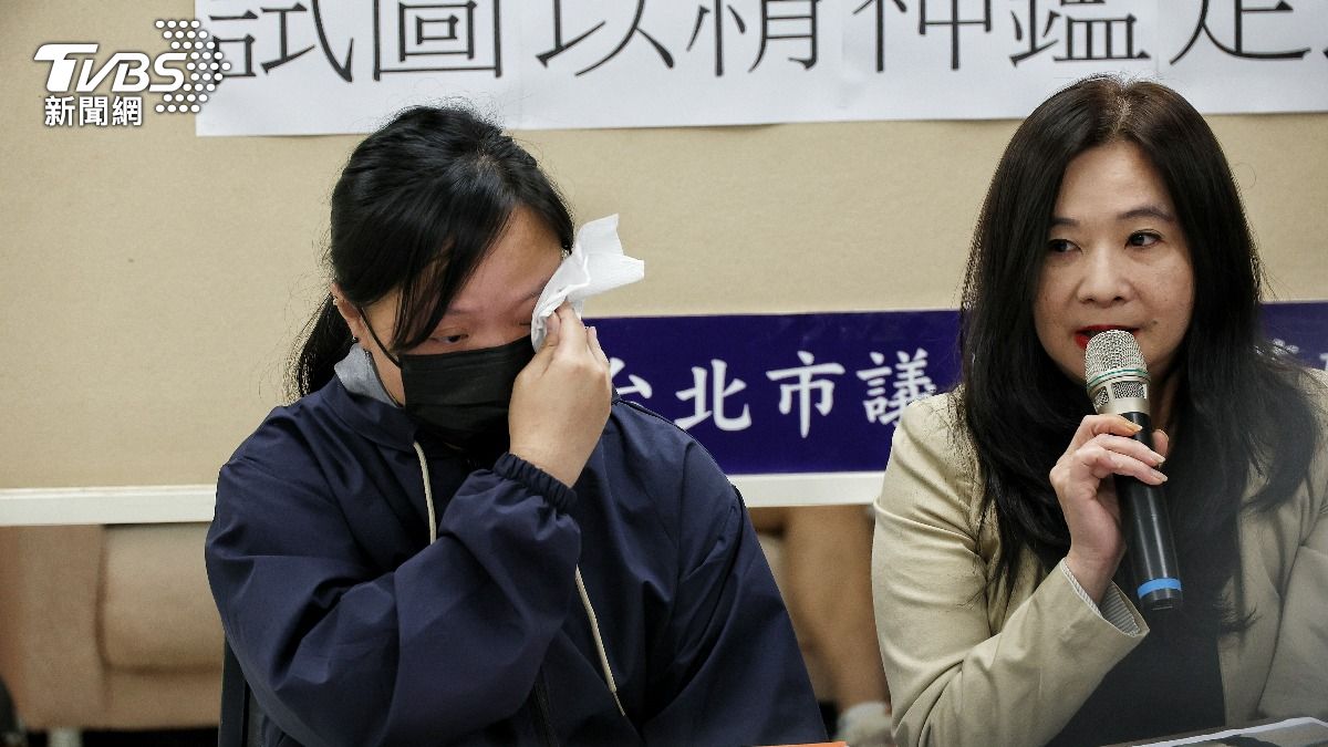 倖存的劉家大姊想到妹妹被妹婿殺害,難過得頻頻拭淚。(圖/葉志明攝)