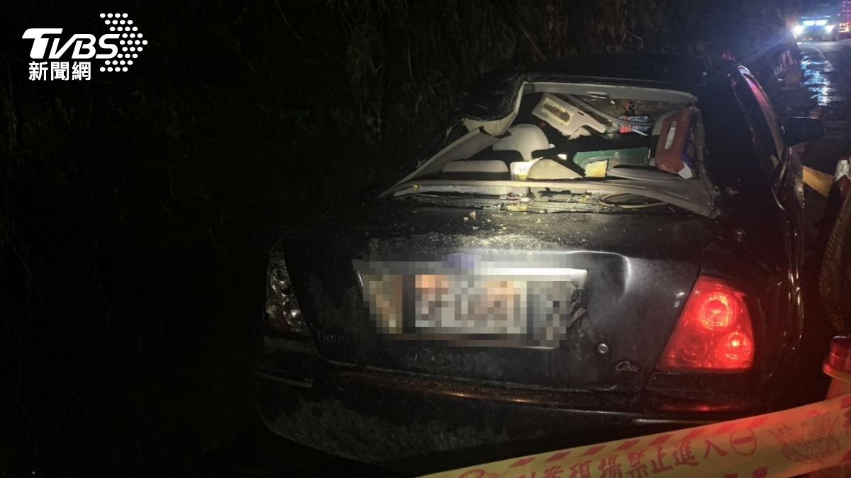 驚險一瞬間!宜蘭台7甲線落石砸轎車 前後擋全碎裂畫面曝