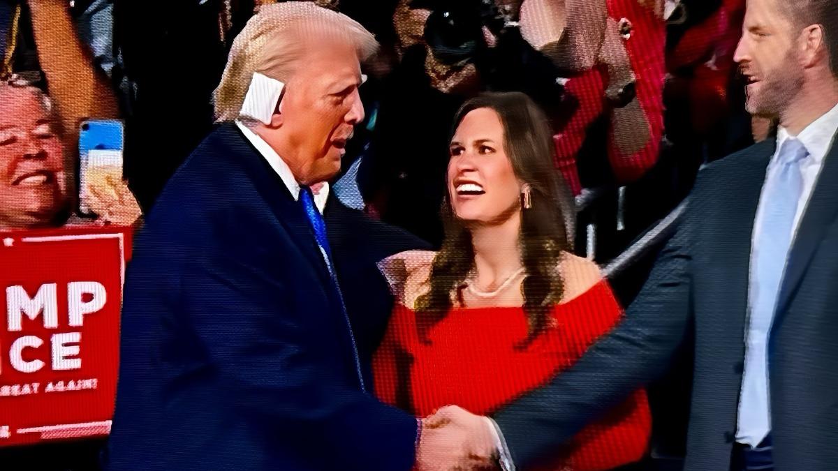 莎拉桑德斯見到前老闆川普難掩興奮。(圖/翻攝自Sarah Huckabee Sanders臉書)