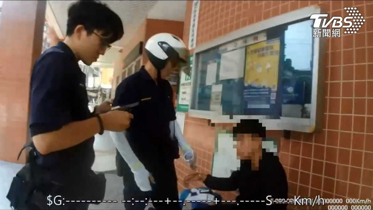 詐騙車手選在巡邏箱前面交,當場被巡邏警力逮捕。(圖/TVBS)