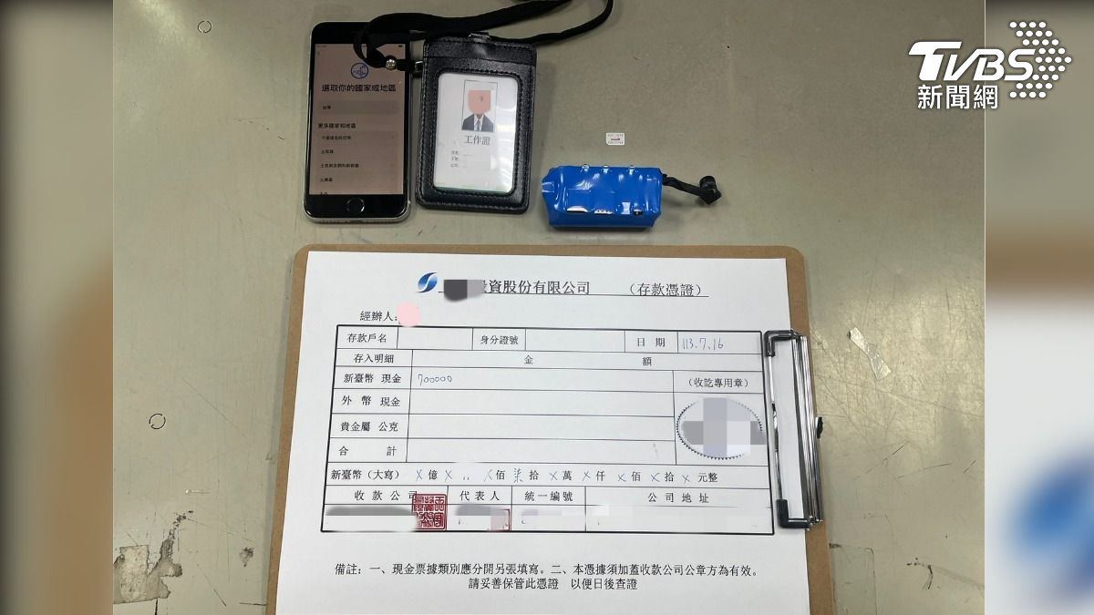 警方查扣假文件、證件等證物。(圖/TVBS)