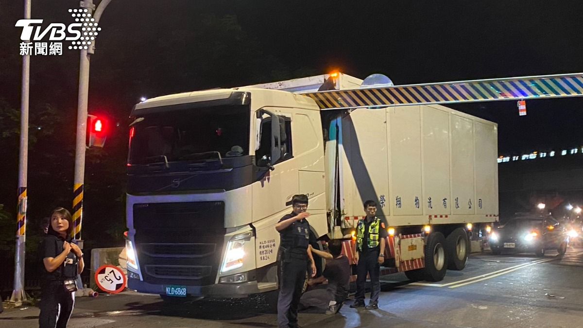 疑路況不熟!蘆竹大貨車卡2.5公尺限高架 尷尬畫面全曝光