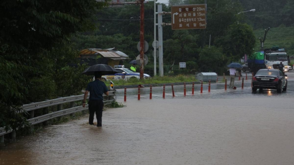 南韓受暴雨襲擊，多條道路淹水。（圖／翻攝自韓聯社）