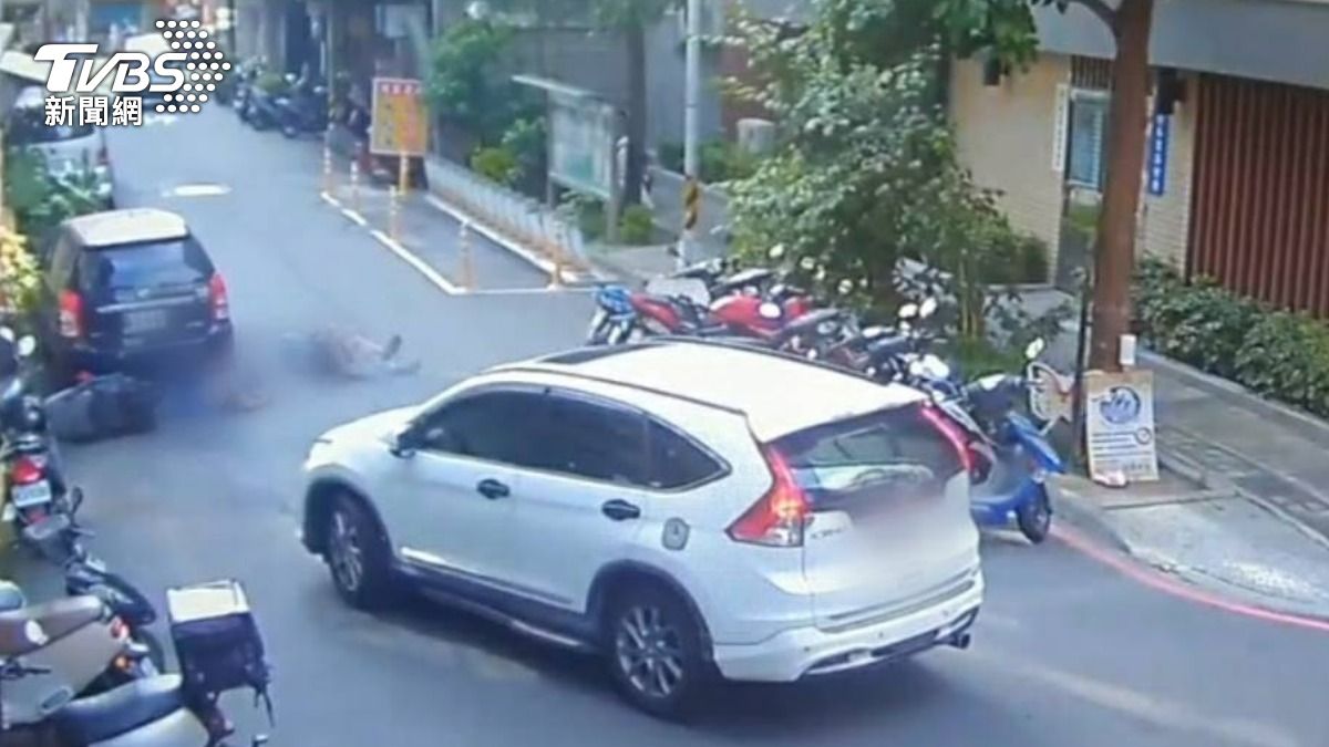 機車雙載遭休旅車撞飛!職業軍人父頭部重創 搶救8小時不治