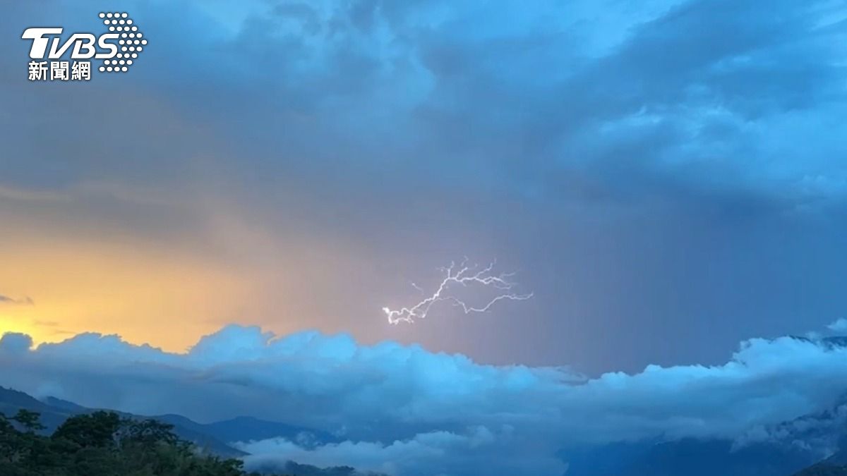南投信義夕照伴雨瀑 瞬間雷電超壯觀