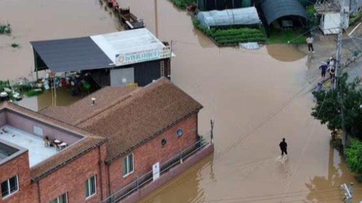 南韓受到滯留鋒面和梅雨季影響,首爾、京畿道北部、江原道北部等區域下起暴雨,多處淹水。(圖/翻攝自韓聯社)
